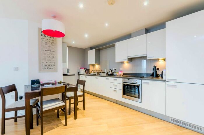 2 Bedroom Flat To Rent In Webber Street, Southwark, London, SE1