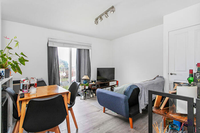 2 Bedroom Flat For Sale In Days Mead, Hatfield, Hertfordshire, AL10