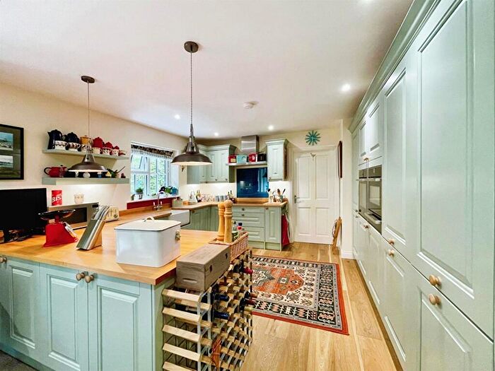 4 Bedroom Bungalow For Sale In Glen Place, PO31