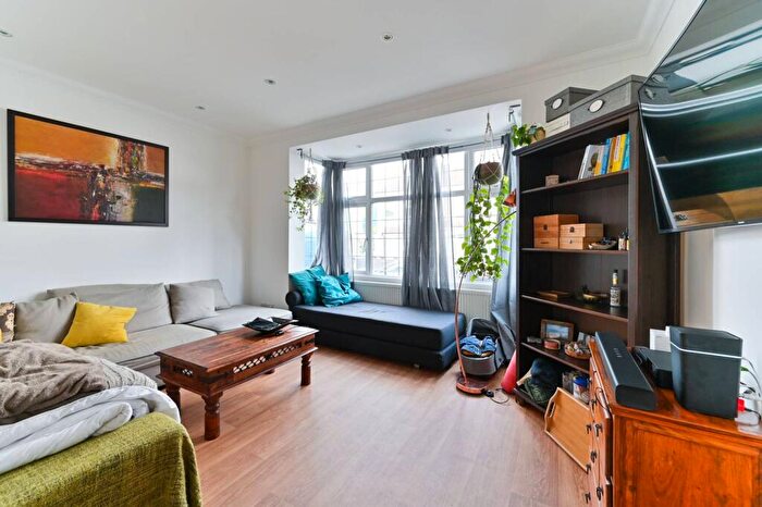 3 Bedroom Semi Detached House To Rent In Elmbrook Road, Sutton, SM1