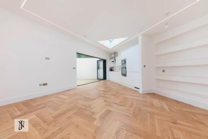 2 Bedroom Detached Bungalow To Rent In Lyonsdown Road, New Barnet, Barnet, EN5