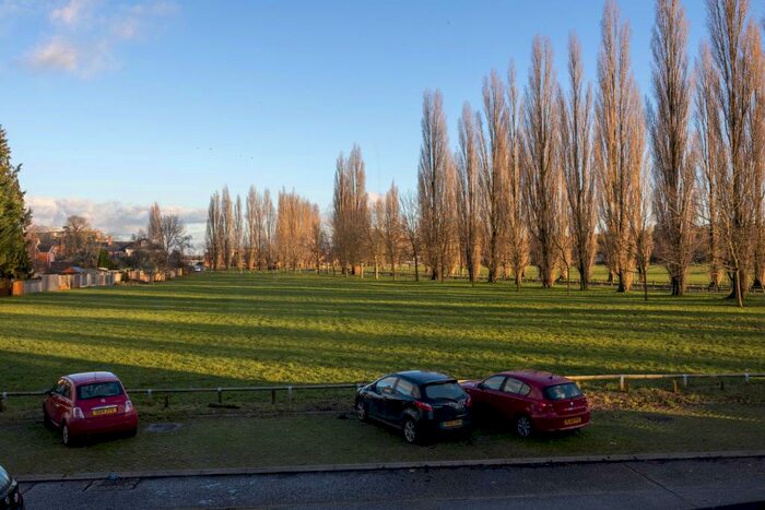 2 Bedroom Flat To Rent In Stroud Green, Newbury, RG14