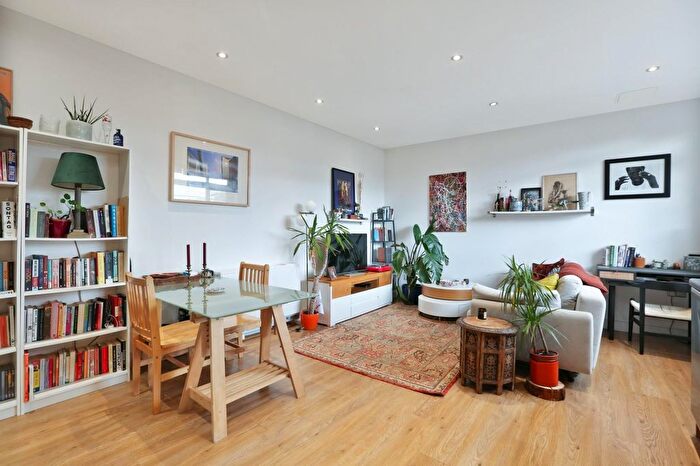 2 Bedroom Flat For Sale In Denmark Road, London, SE5
