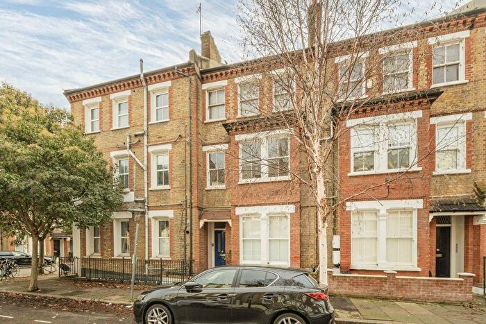 1 Bedroom Flat To Rent In Heyford Avenue, London, SW8
