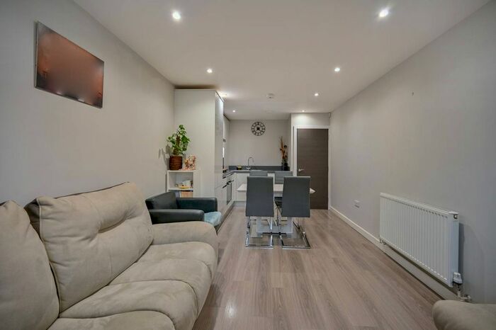 2 Bedroom Flat To Rent In London Road, Sutton, SM3