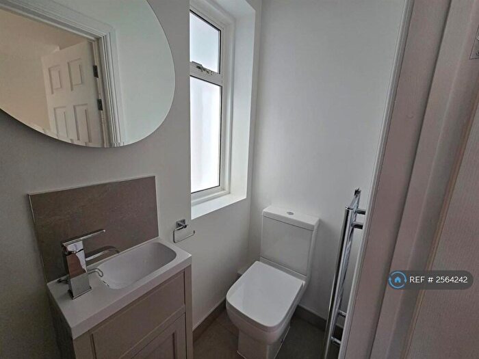 2 Bedroom Flat To Rent In Brook House, Reigate, RH2