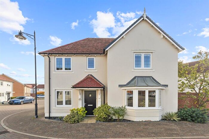 4 Bedroom Detached House For Sale In Hazel Grove, Silsoe, Bedford, MK45