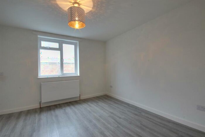 3 Bedroom Flat To Rent In Burlington Road, Enfield, EN2