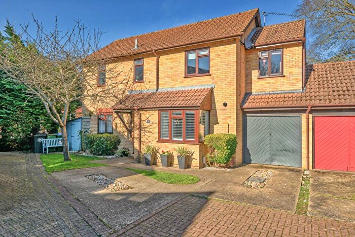 4 Bedroom Link Detached House For Sale In Mistys Field, Walton-on-Thames, KT12