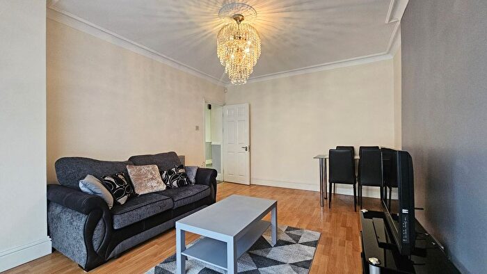 4 Bedroom Semi-Detached House To Rent In Bowes Road, Acton, W3