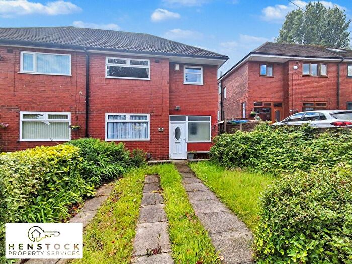 3 Bedroom Semi-Detached House For Sale In Kinder Way, Middleton, Manchester, M24