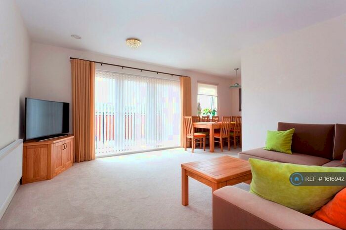 2 Bedroom Flat To Rent In Lexington Drive, Haywards Heath, RH16