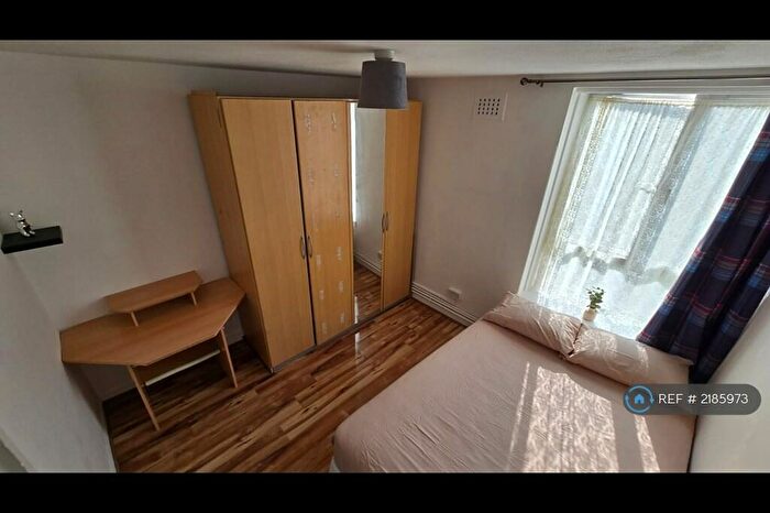 3 Bedroom Flat To Rent In Tennyson House, London, SE17