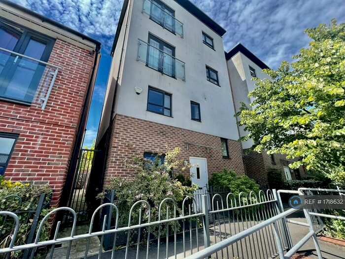 3 Bedroom Maisonette To Rent In Great Clowes Street, Salford, M7