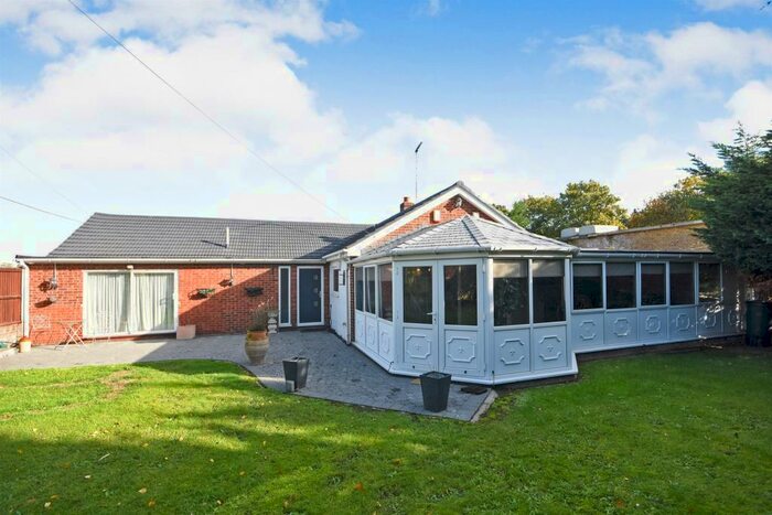 3 Bedroom Detached Bungalow For Sale In Private Road, Chelmsford, CM2