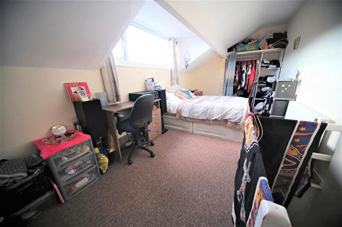 2 Bedroom End Of Terrace House To Rent In Harold Avenue, Hyde Park, Leeds, LS6