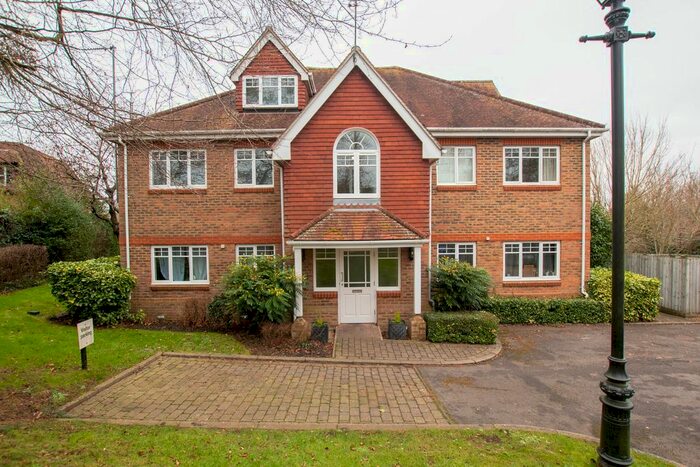 3 Bedroom Flat To Rent In Hobbs End, Henley-On-Thames, RG9