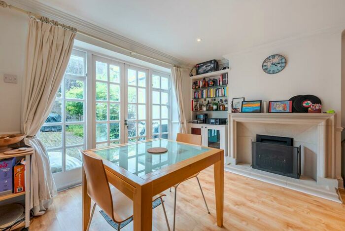 2 Bedroom Mews To Rent In Amies Street, SW11