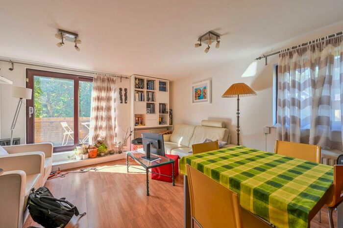 2 Bedroom Flat To Rent In Waveney Close, Wapping, London, E1W