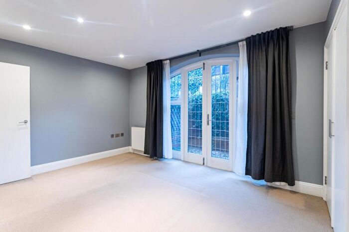 2 Bedroom Flat To Rent In Chimneys Lodge, Forty Hill, Enfield, EN2