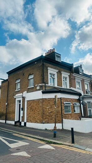 3 Bedroom Flat To Rent In Langthorne Road, Leytonstone, Waltham Forest, E11