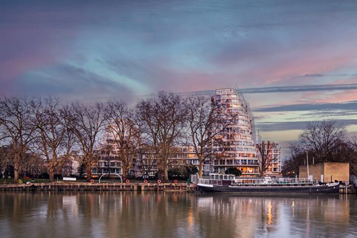 2 Bedroom Flat For Sale In Kingston Riverside, Kingston Upon Thames, KT2