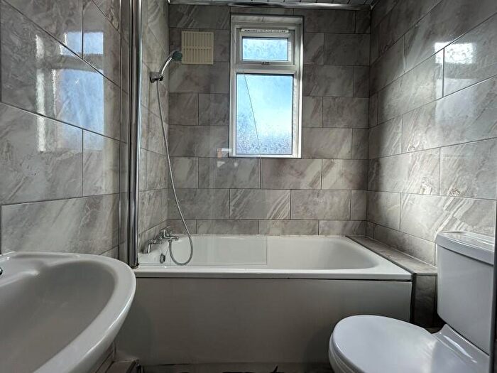 3 Bedroom Terraced House To Rent In Luxor View, Harehills, LS8