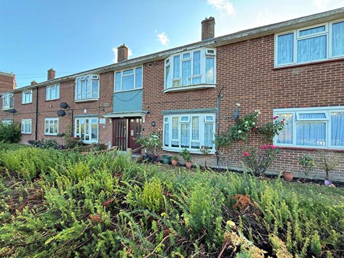 2 Bedroom Flat For Sale In Hepworth Gardens, Barking, IG11