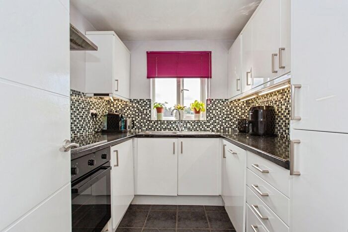 2 Bedroom Flat For Sale In Corrie Road, Cambridge, Cambridgeshire, CB1