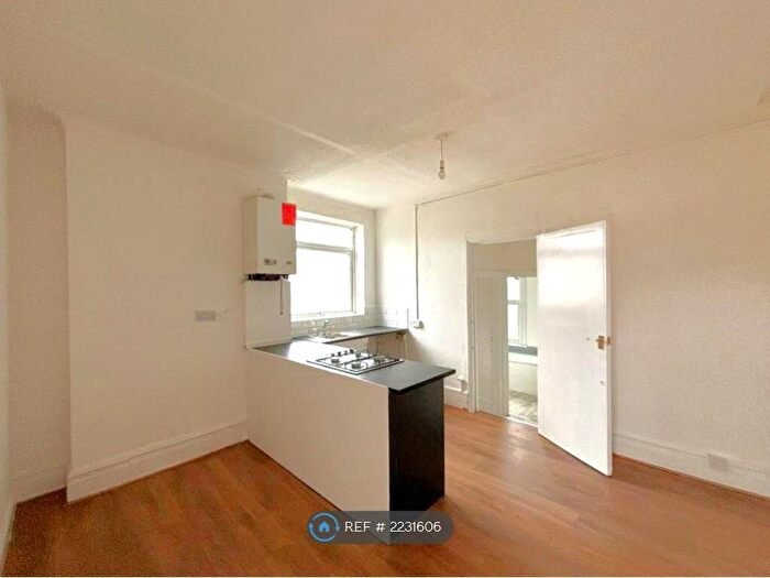 2 Bedroom Flat To Rent In South Norwood Hill, London, SE25