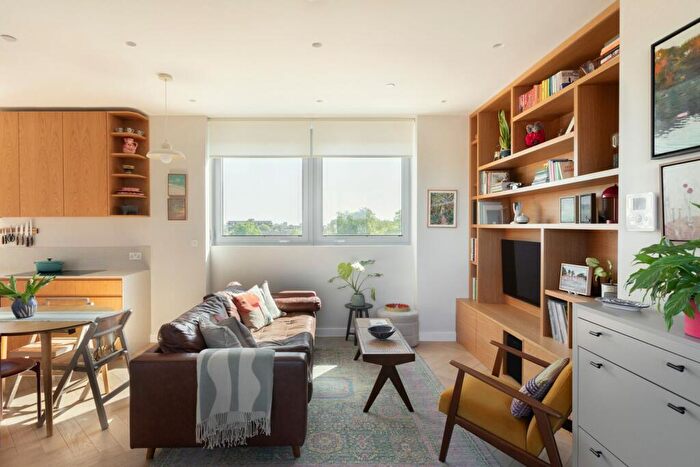 3 Bedroom Duplex For Sale In Maple Path, London, E5