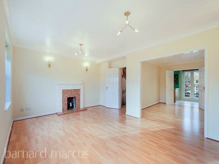 5 Bedroom Town House To Rent In Ribblesdale Avenue, N11