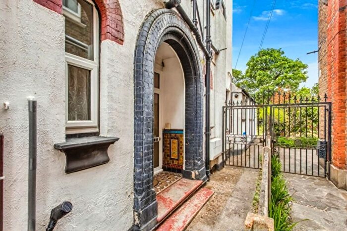 1 Bedroom Flat For Sale In St. Vincents Road, Westcliff-On-Sea, SS0