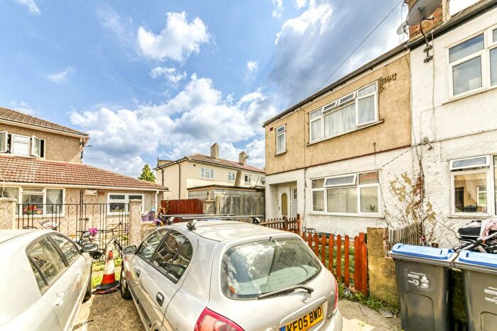 3 Bedroom Maisonette For Sale In Walnut Tree Avenue, Mitcham, CR4