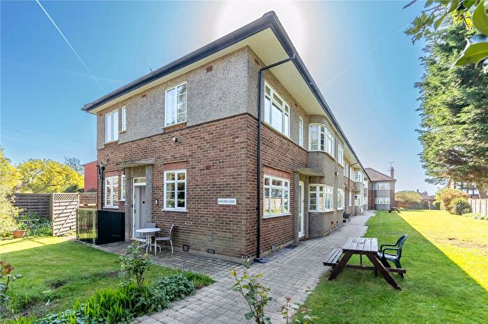 2 Bedroom Maisonette For Sale In Kingston Close, Teddington, TW11