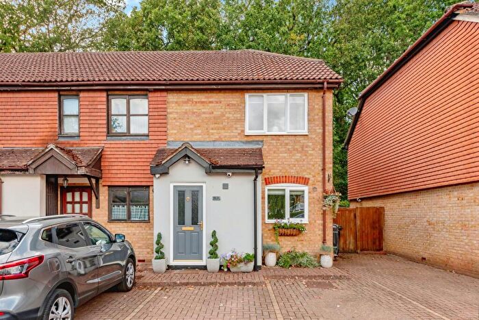 3 Bedroom End Of Terrace House For Sale In The Woodlands, Smallfield, Horley, RH6