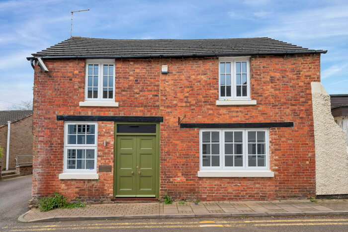 2 Bedroom Character Property To Rent In Queen Street, Uppingham, LE15