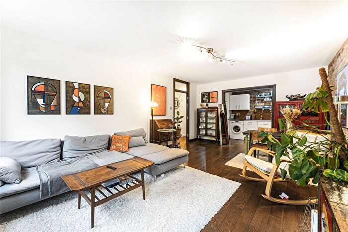 2 Bedroom Flat To Rent In Fuller Close, Shoreditch, London, E2