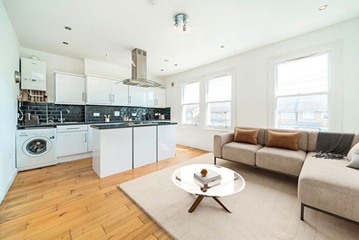 3 Bedroom Flat To Rent In Buckleigh Road, Streatham, SW16
