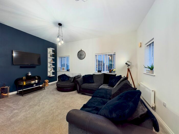 2 Bedroom Flat To Rent In Knightsbridge Place, Aylesbury, Buckinghamshire, HP19