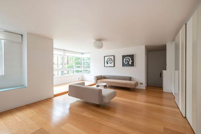 3 Bedroom Flat For Sale In Cheyne Walk, London, SW3