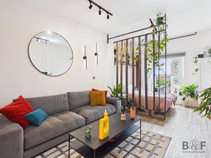 1 Bedroom Flat For Sale In High Street, Staple Hill, BS16
