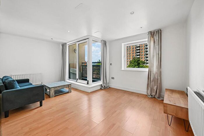 Apartment To Rent In Wards Wharf Approach, London, E16