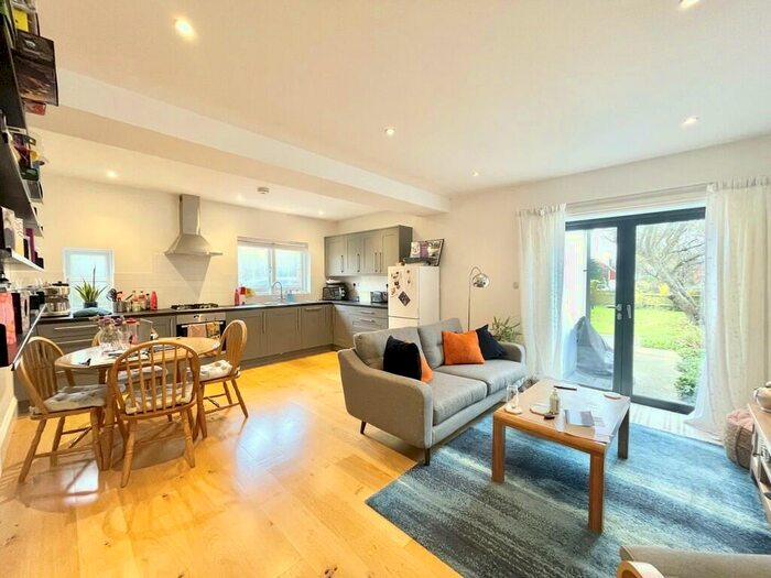 2 Bedroom Flat To Rent In Lansdowne Road, Worthing, BN11