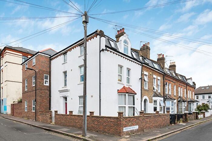 3 Bedroom Flat To Rent In Lancing Road, West Ealing, W13