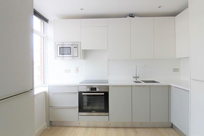 2 Bedroom Flat To Rent In Western Road, BN1