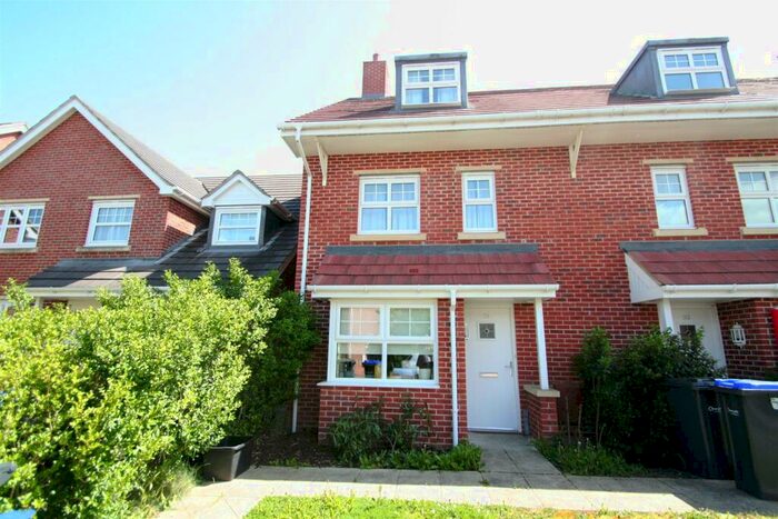 4 Bedroom Terraced House To Rent In Sassoon Close - Salisbury, SP2