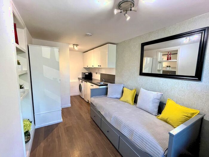 Studio To Rent In Oakhill Close, Ashtead, KT21