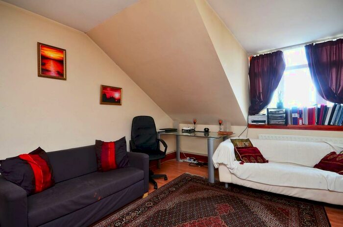 Studio To Rent In Pond Road, Stratford, London, E15