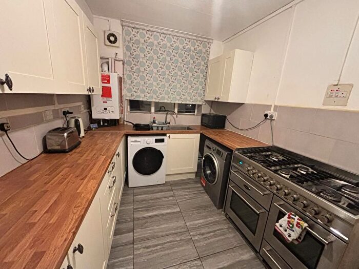 5 Bedroom Flat To Rent In Hughes Mansions, Vallance Road, Whitechapel, Bethnal Green, Shoreditch, London, E1